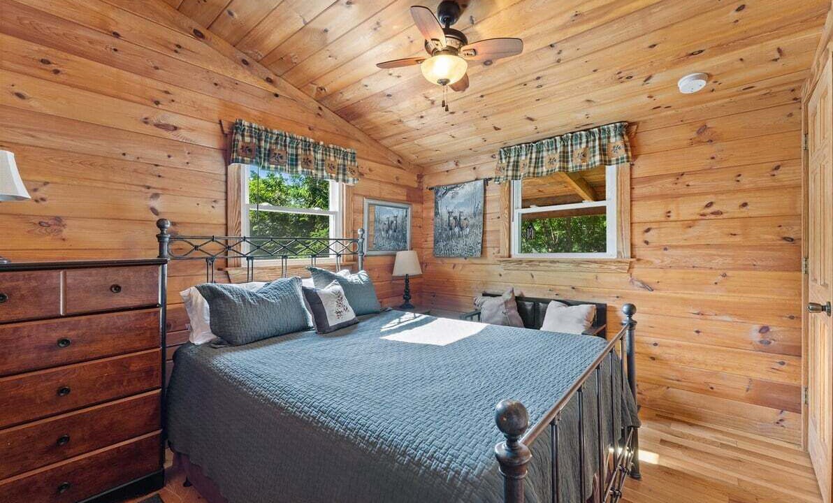 Photo of Bedroom in Hood