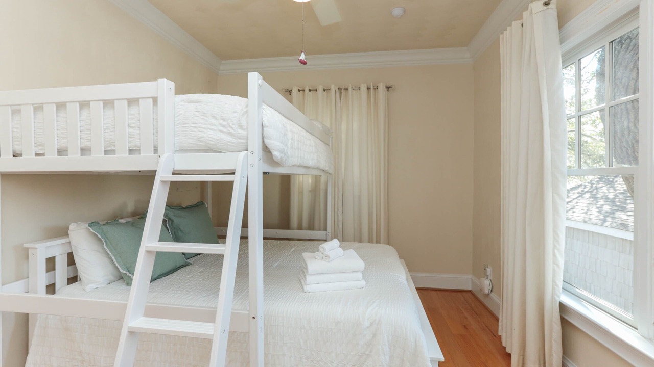 Photo of Bedroom in Willoughby Spit