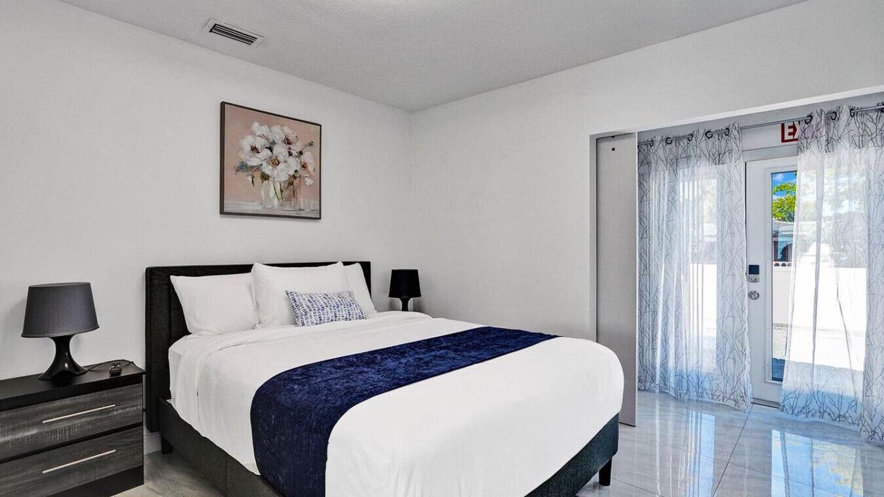 Photo of Bedroom in Hollywood Lakes