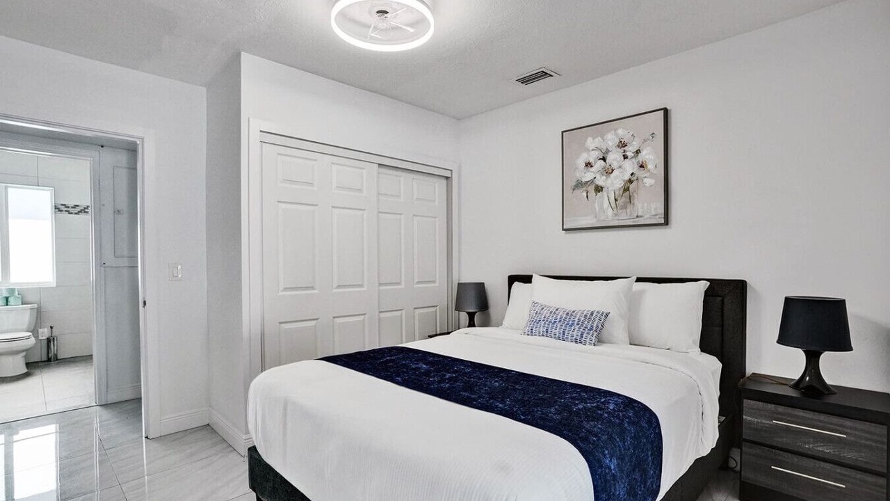 Photo of Bedroom in Hollywood Lakes