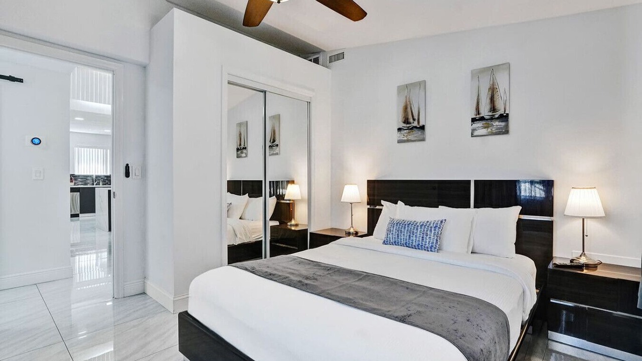 Photo of Bedroom in Hollywood Lakes