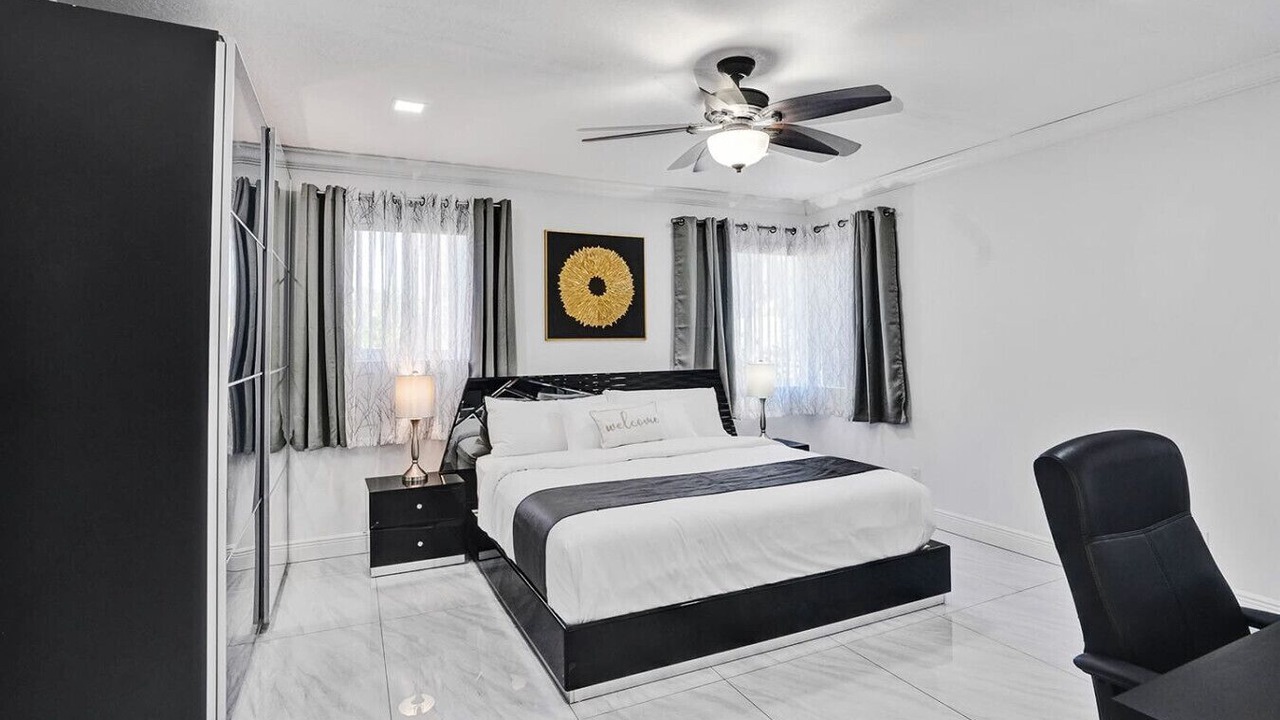 Photo of Bedroom in Hollywood Lakes