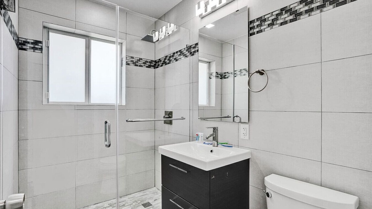 Photo of Bathroom in Hollywood Lakes