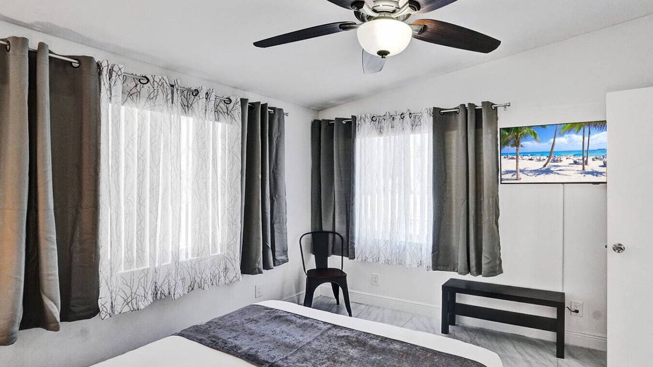 Photo of Bedroom in Hollywood Lakes