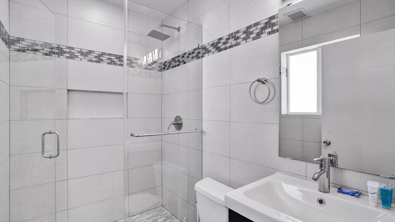 Photo of Bathroom in Hollywood Lakes
