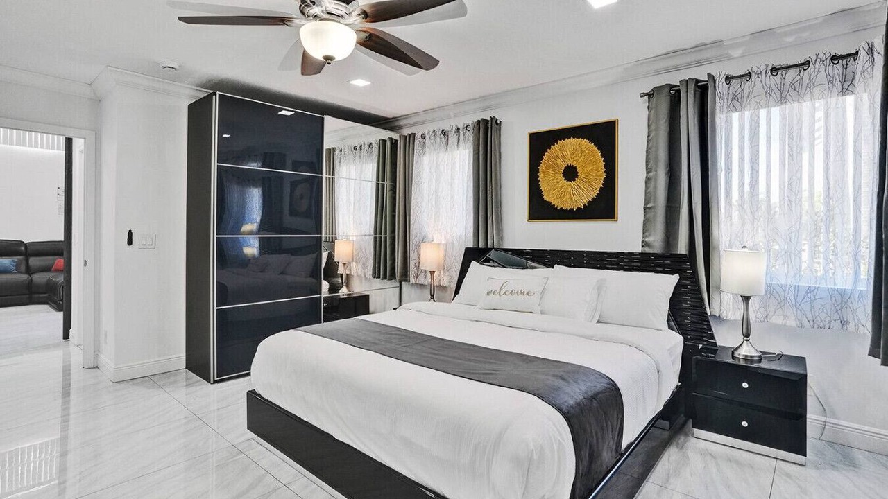 Photo of Bedroom in Hollywood Lakes