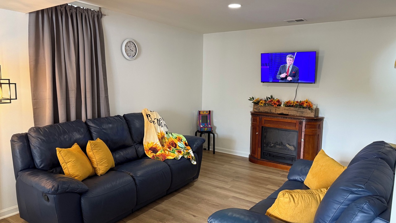 Photo of Livingroom in James Madison