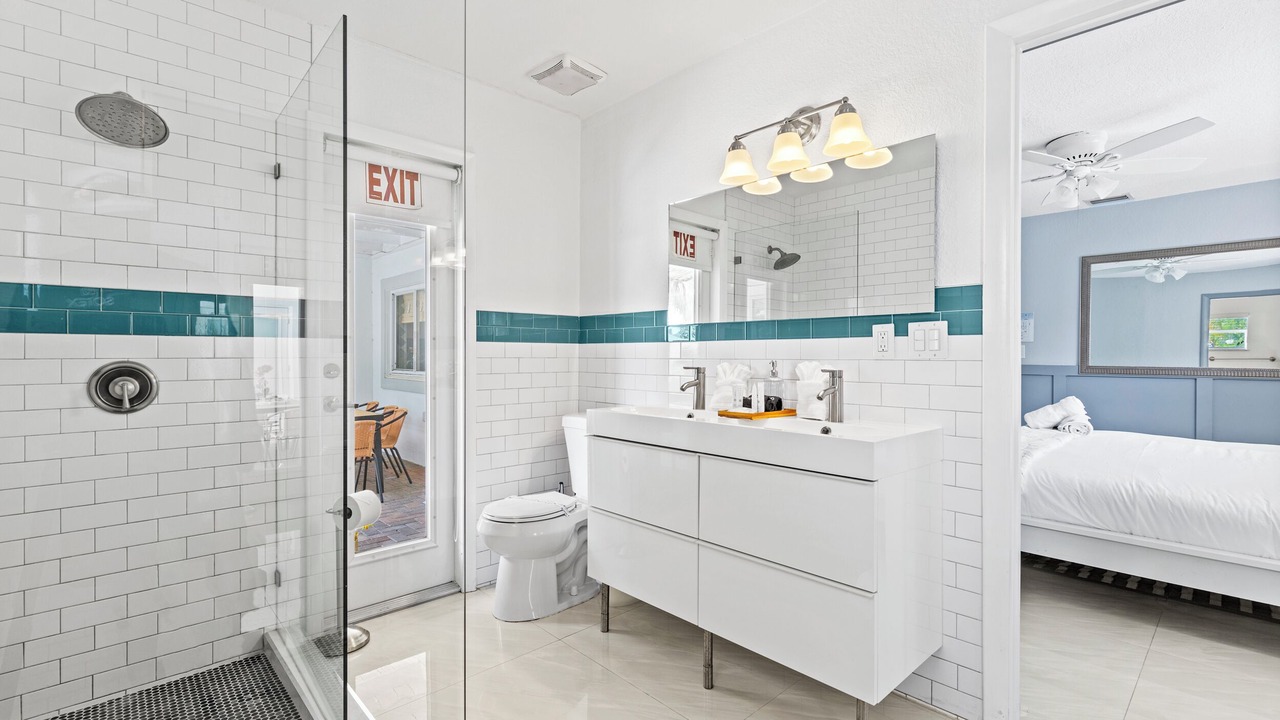 Photo of Bathroom in Hollywood Lakes