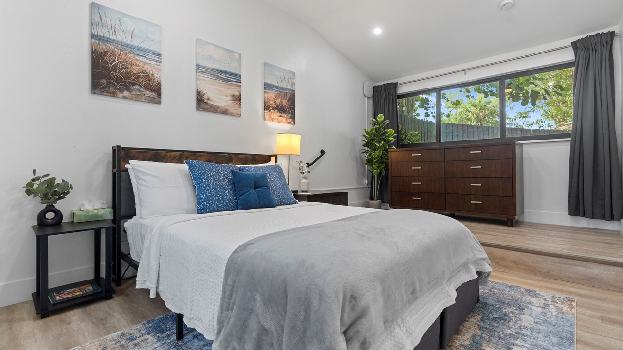 Photo of Bedroom in Central Oakland Park