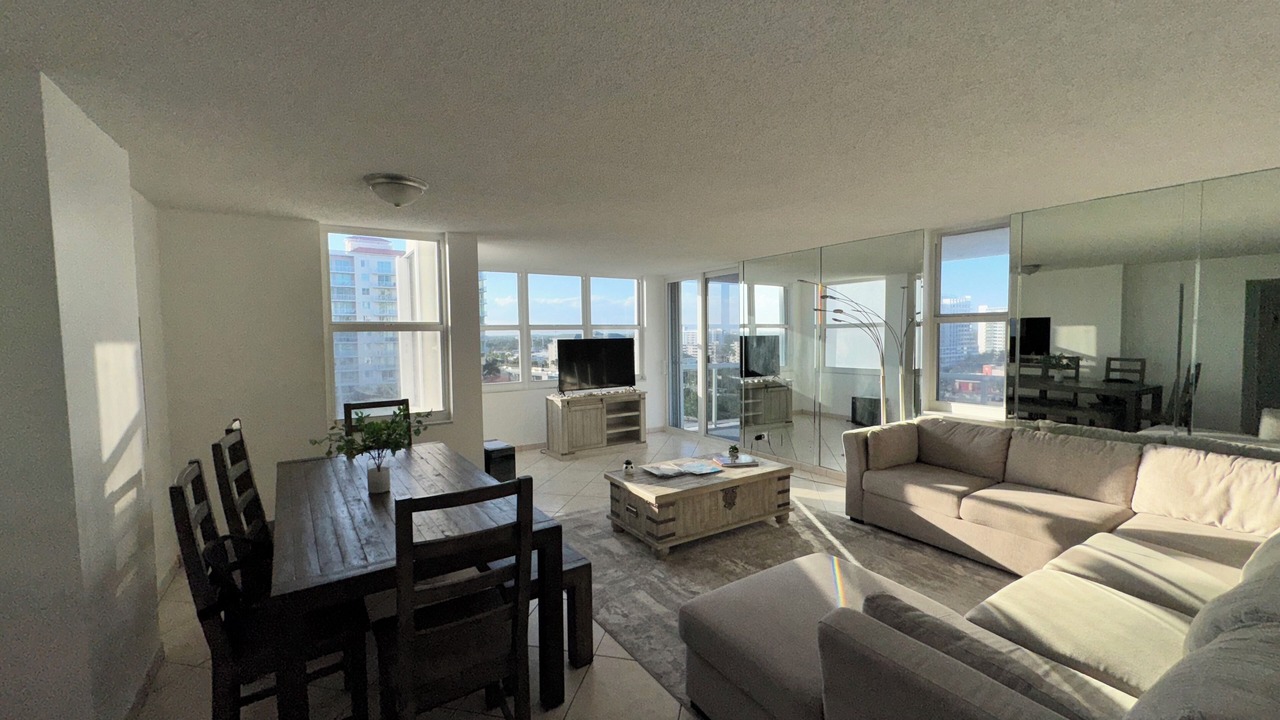Photo of Livingroom in Lauderdale Beach