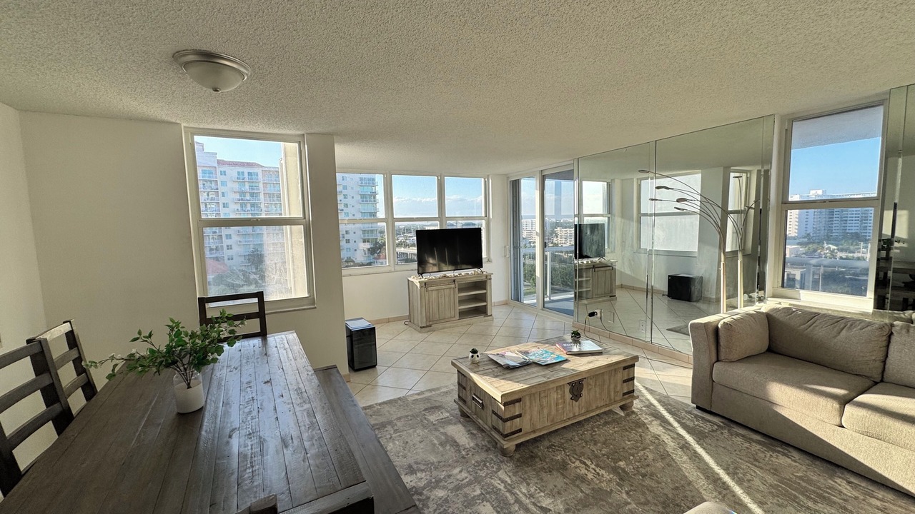 Photo of Livingroom in Lauderdale Beach