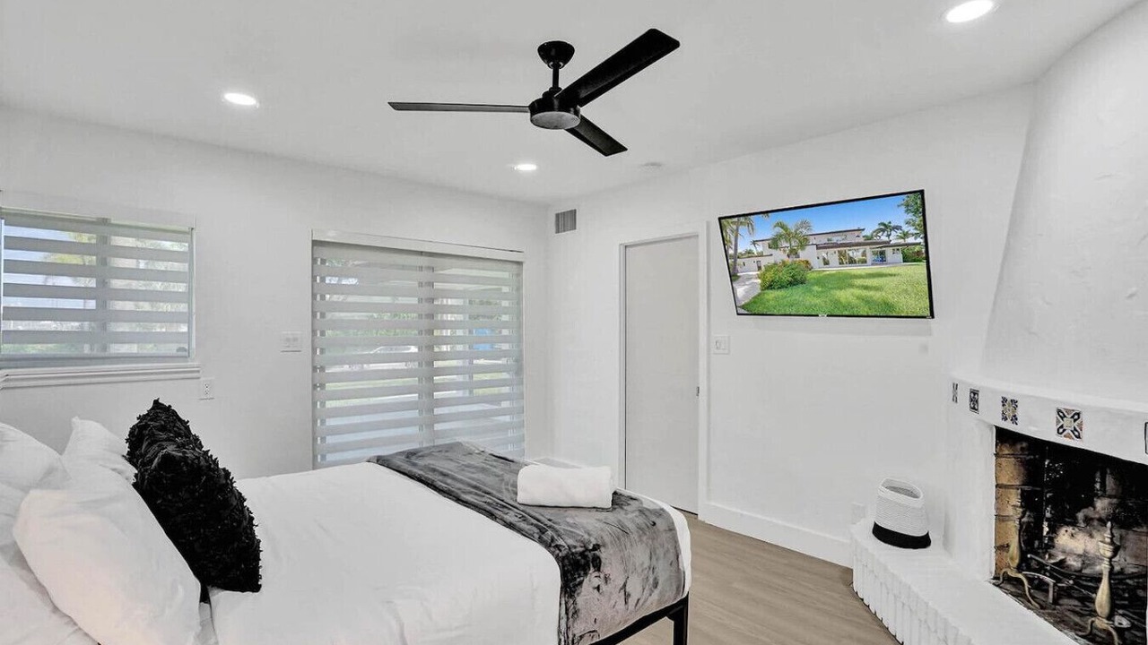 Photo of Bedroom in Hollywood Lakes