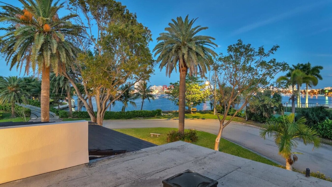 Photo of Outdoor in Hollywood Lakes