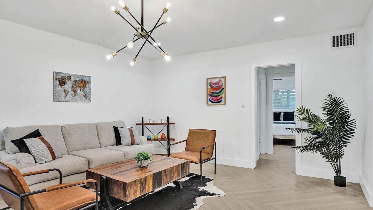Photo of Livingroom in Hollywood Lakes