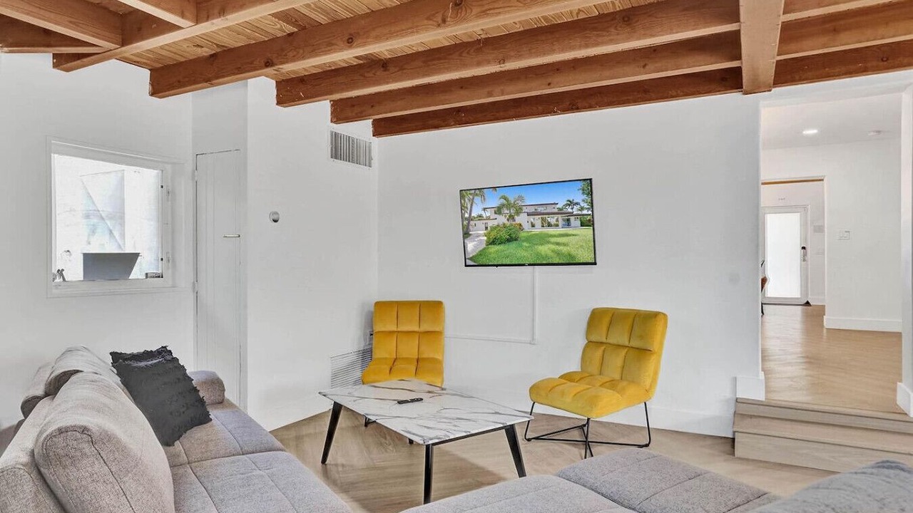 Photo of Livingroom in Hollywood Lakes