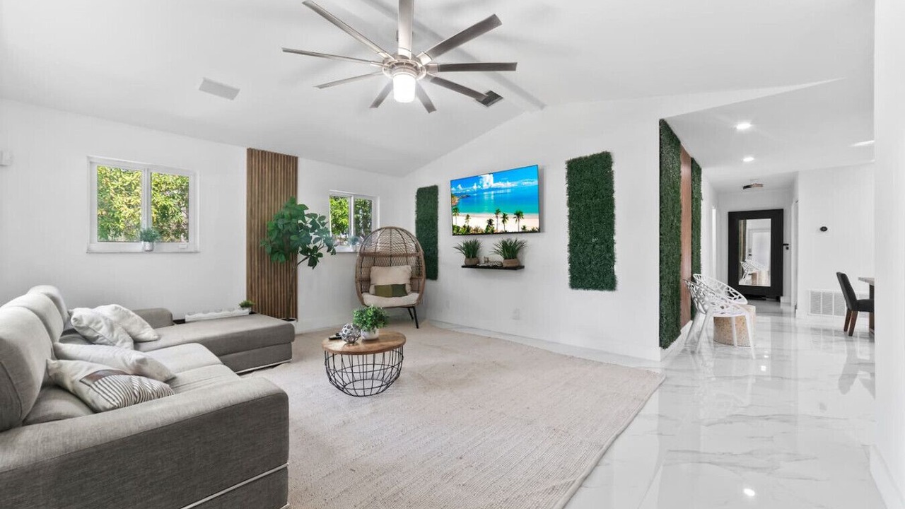 Photo of Livingroom in North Central Hollywood