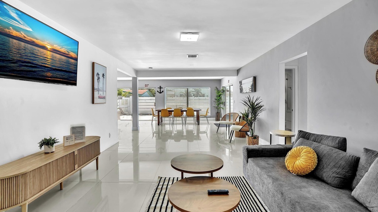 Photo of Livingroom in Hollywood Lakes