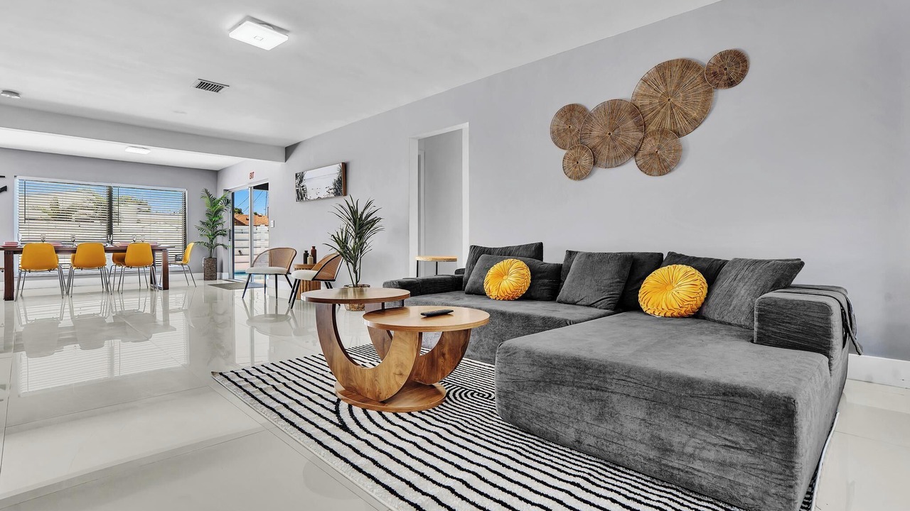 Photo of Livingroom in Hollywood Lakes