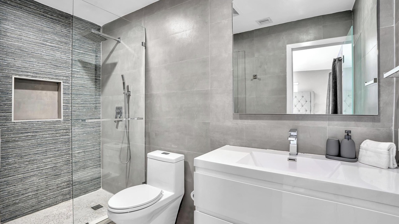 Photo of Bathroom in Hollywood Lakes