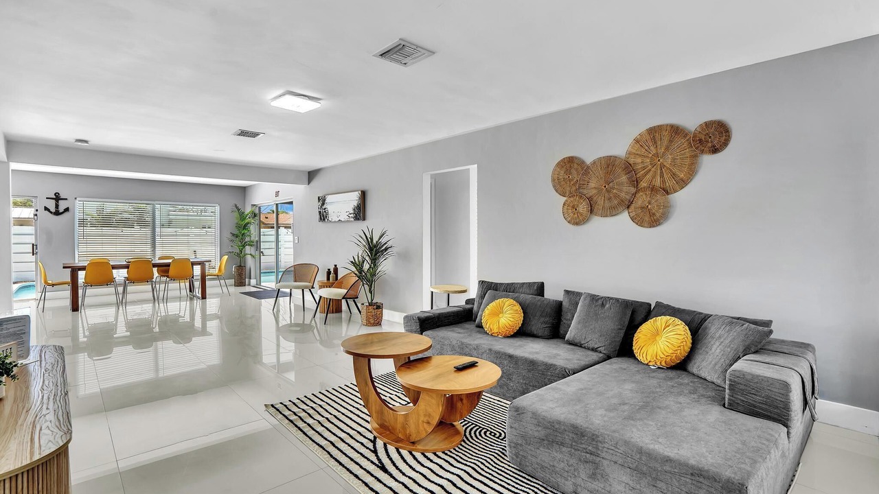Photo of Livingroom in Hollywood Lakes