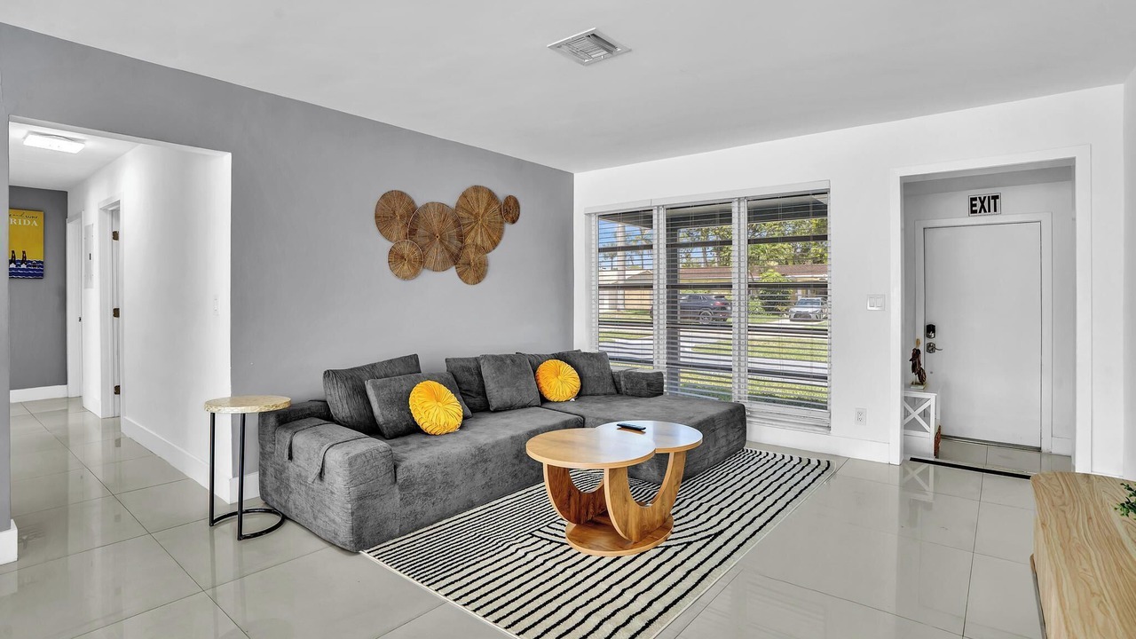Photo of Livingroom in Hollywood Lakes