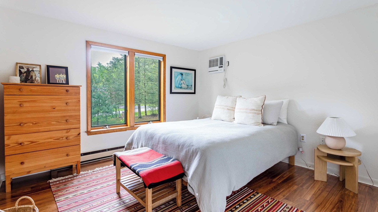 Photo of Bedroom in Town of Olive
