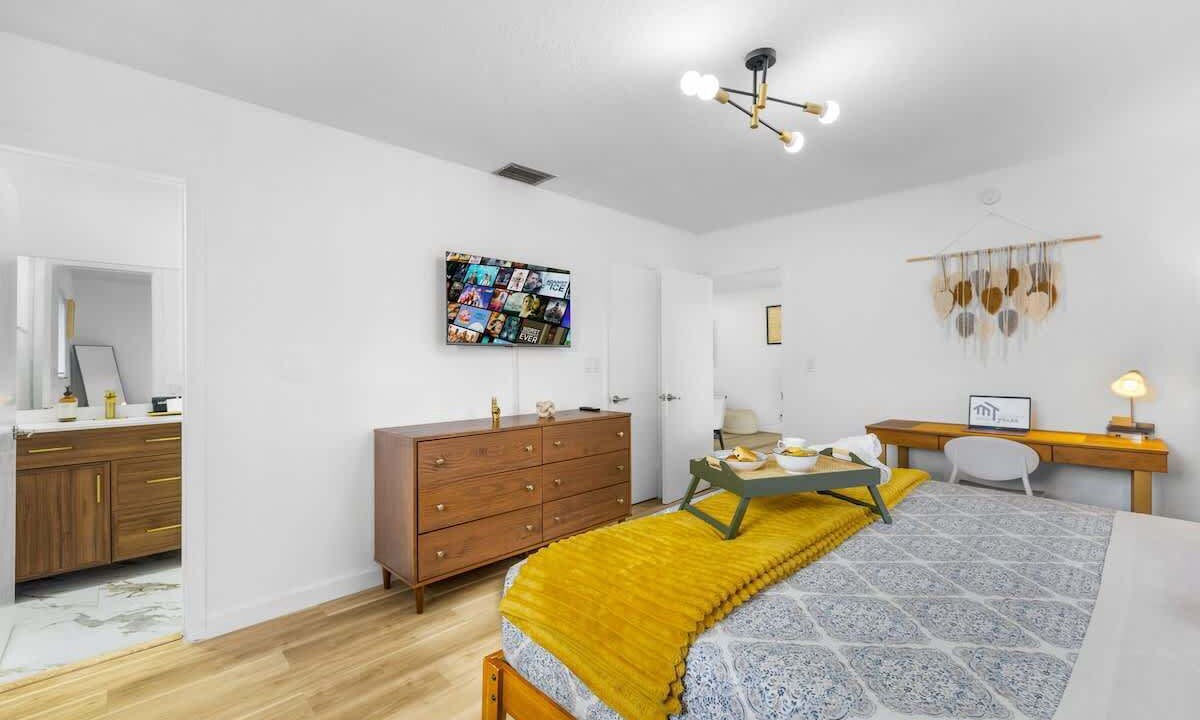 Photo of Bedroom in North Central Hollywood
