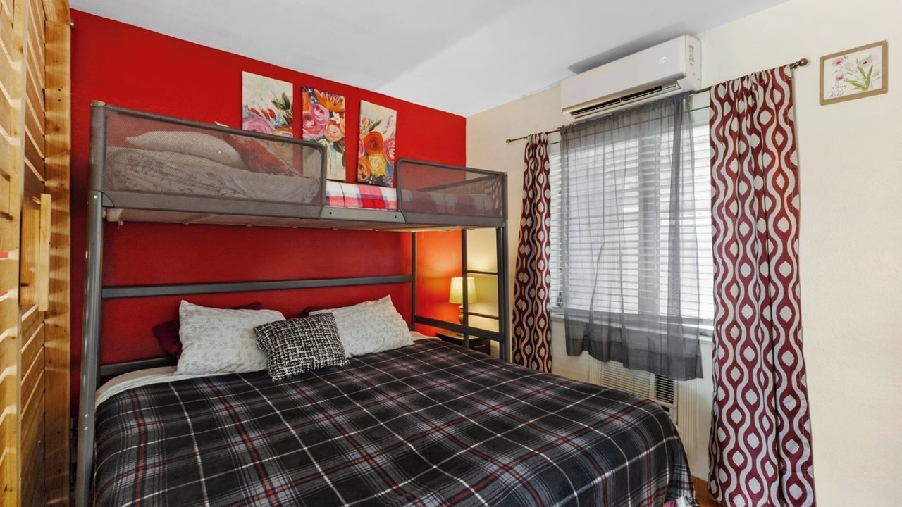 Photo of Bedroom in Downtown Hollywood