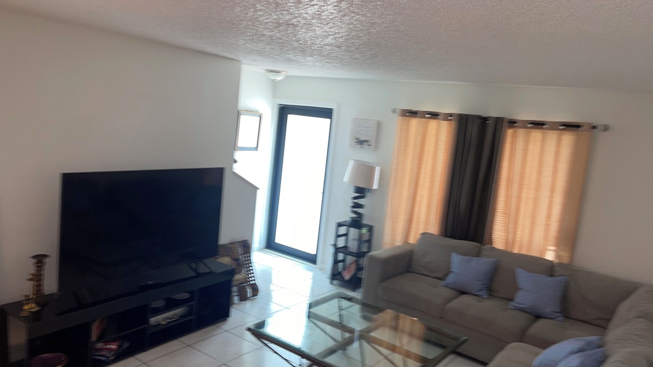 Photo of Livingroom in Lauderhill