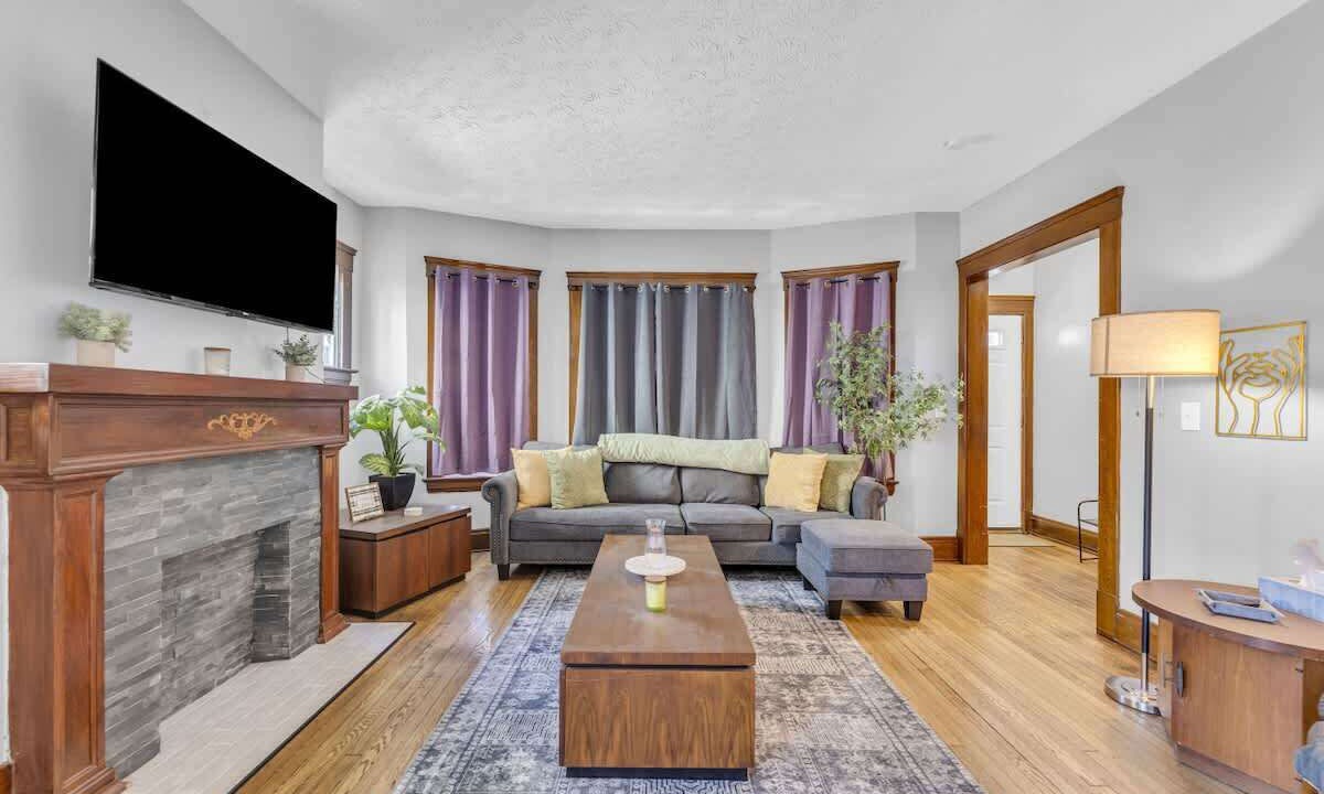 Photo of Livingroom in Cleveland