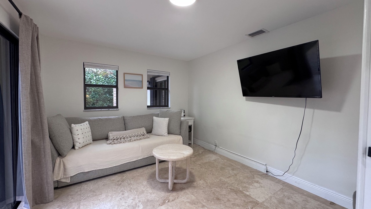 Photo of Livingroom in Oakland Park
