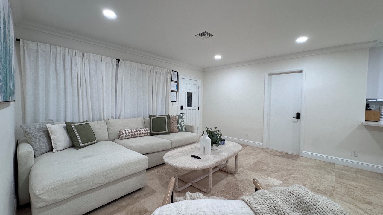 Photo of Livingroom in Oakland Park