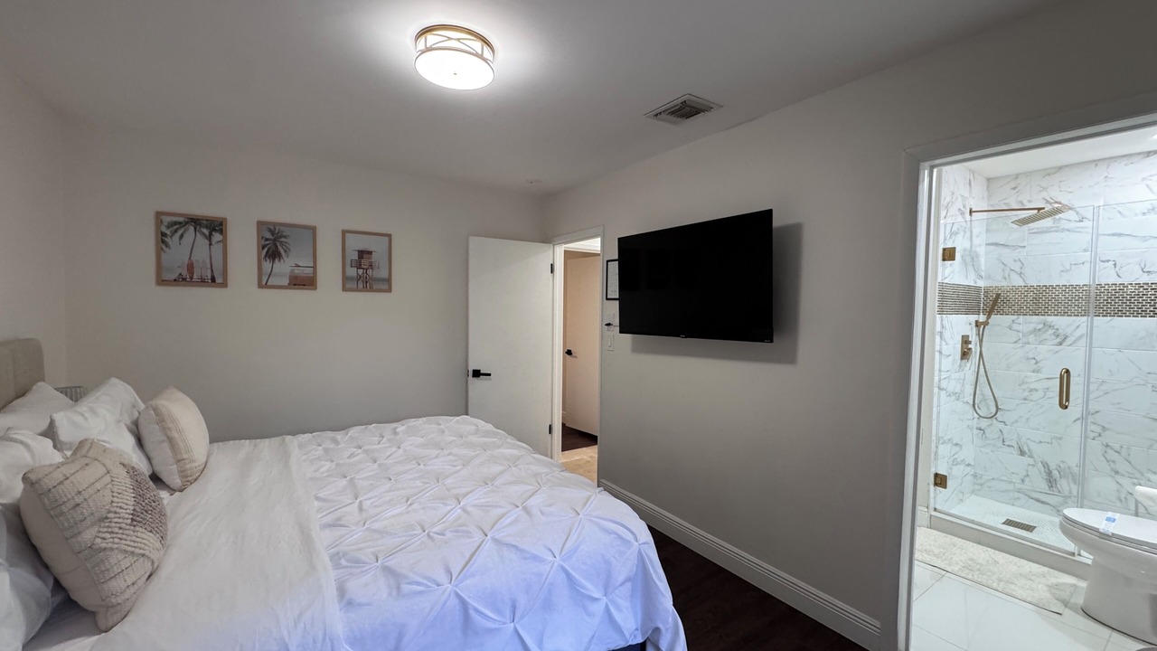Photo of Bedroom in Oakland Park