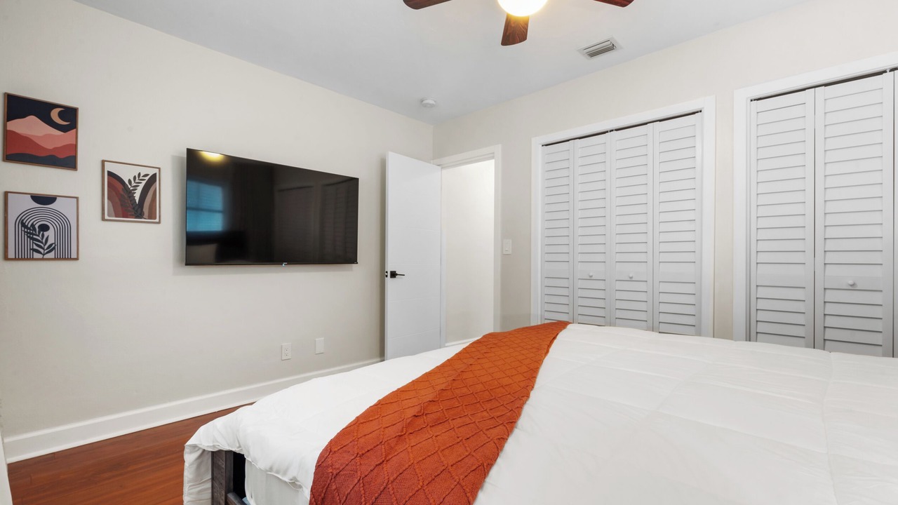 Photo of Bedroom in Hollywood Lakes
