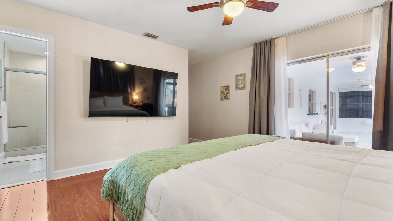 Photo of Bedroom in Hollywood Lakes