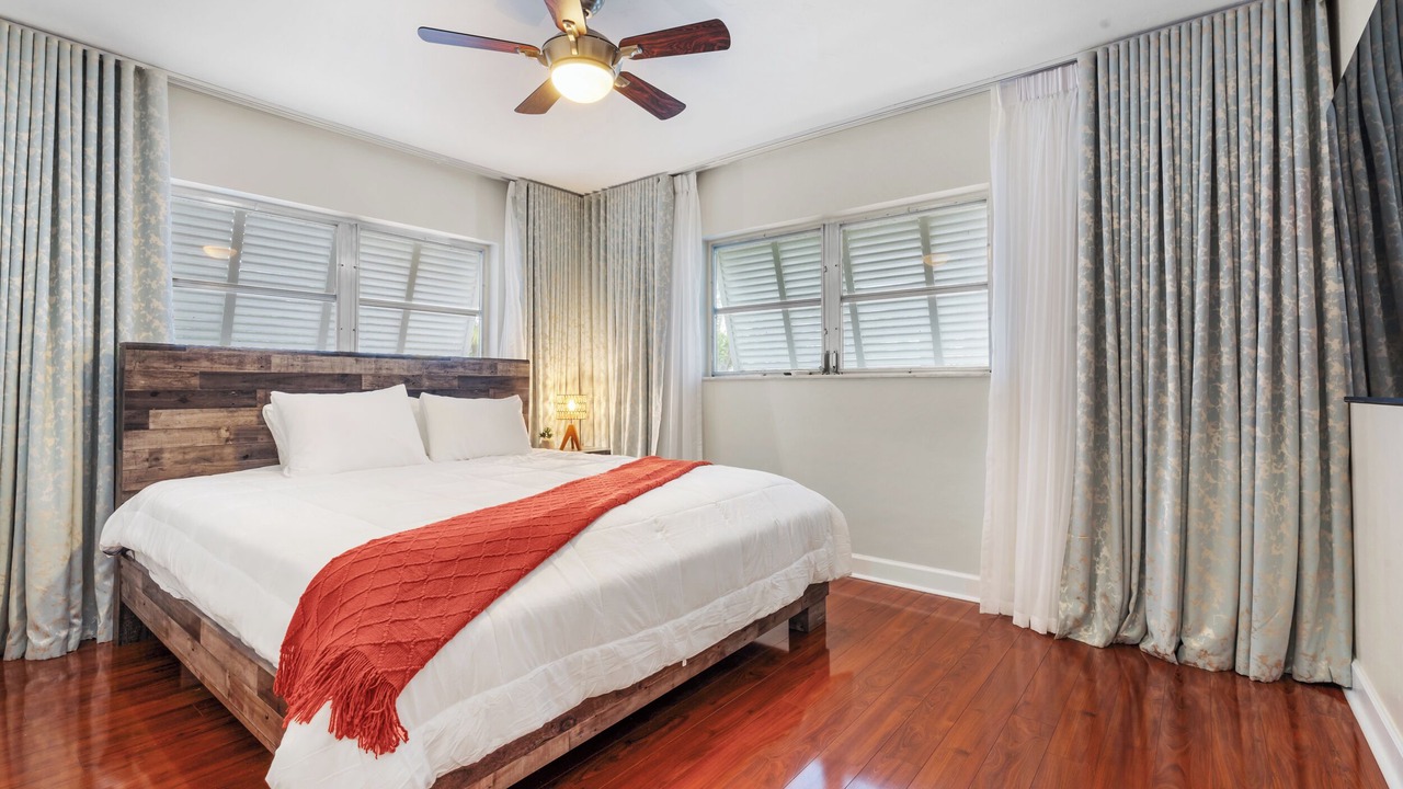 Photo of Bedroom in Hollywood Lakes