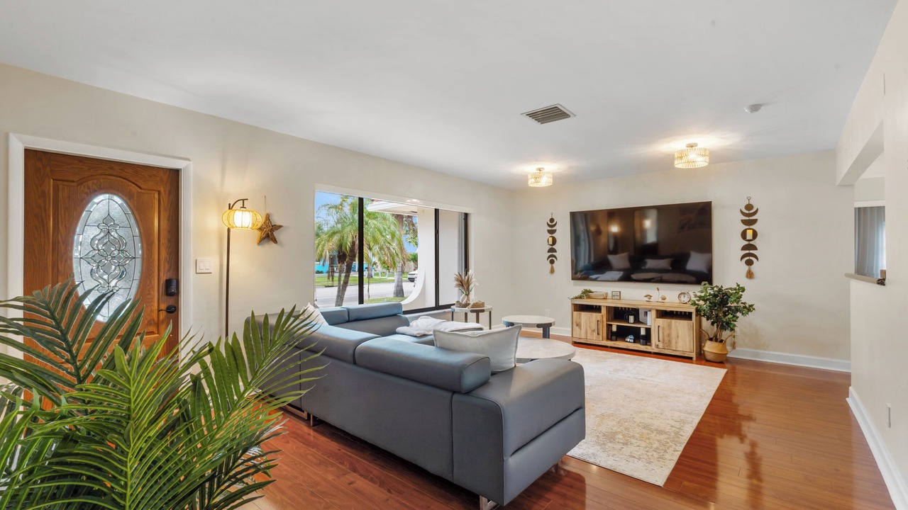 Photo of Livingroom in Hollywood Lakes