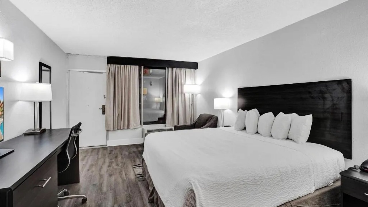 Photo of Bedroom in Downtown Hollywood