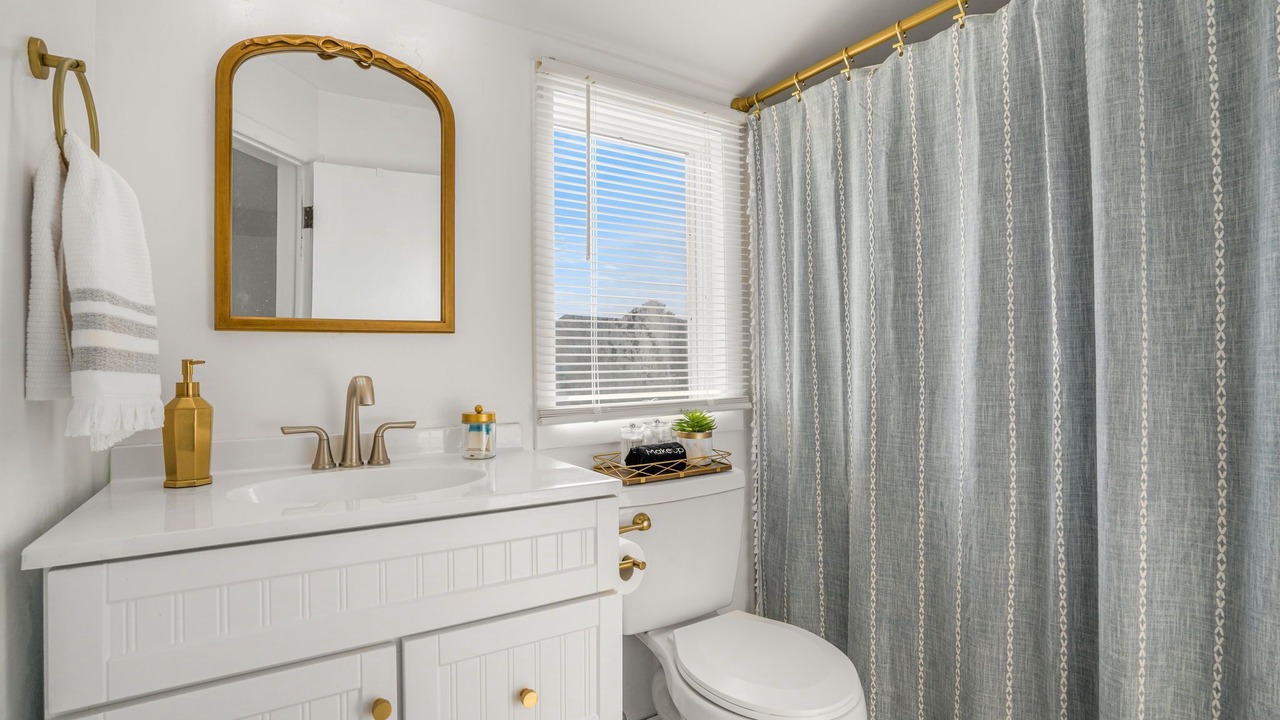 Photo of Bathroom in Deep Hole