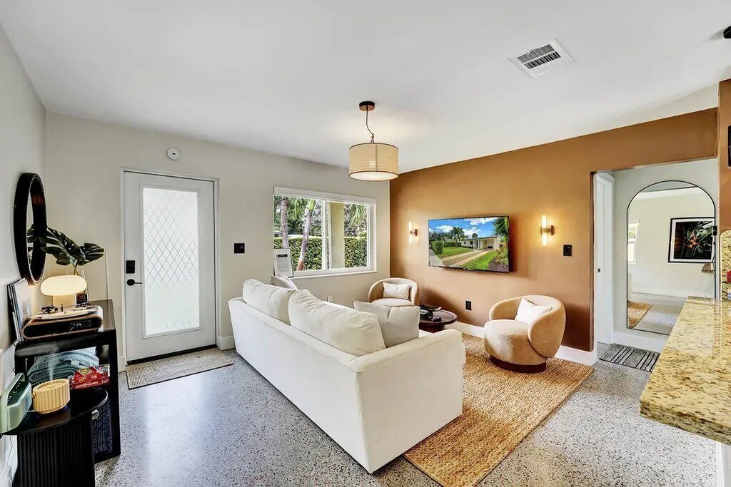 Photo of Livingroom in Middle River Terrace
