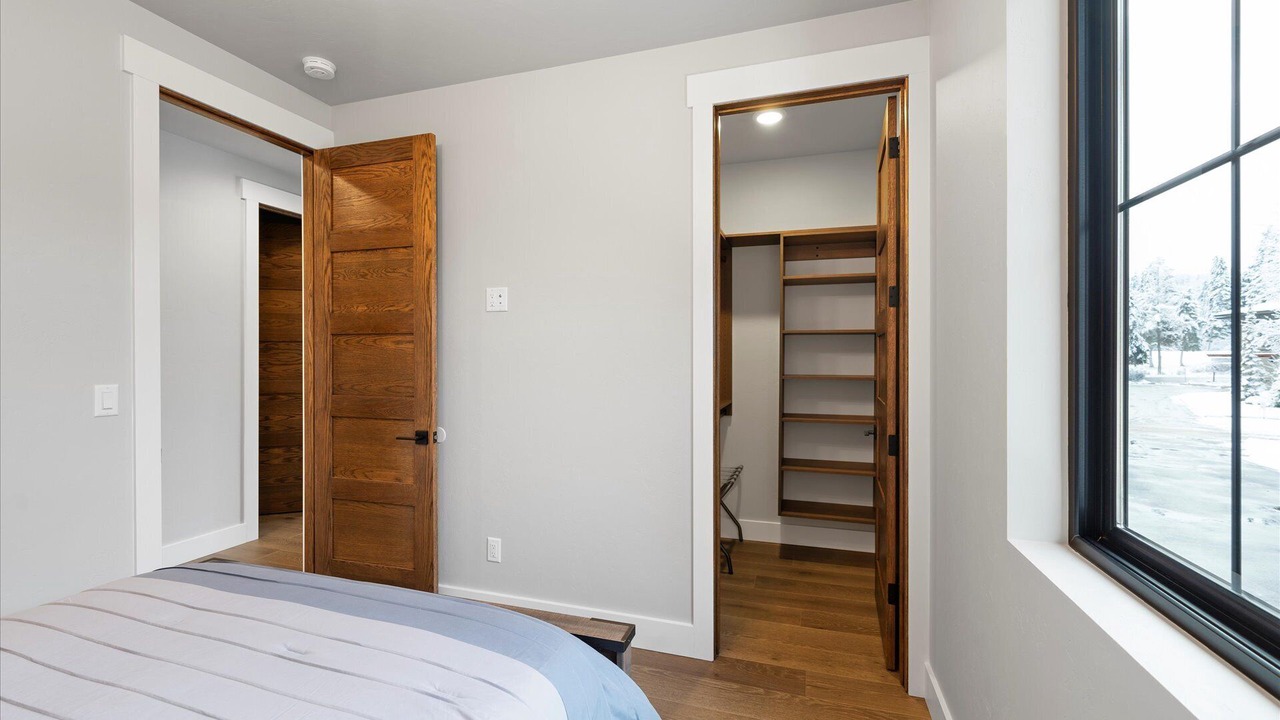 Photo of Bedroom in Lakeside