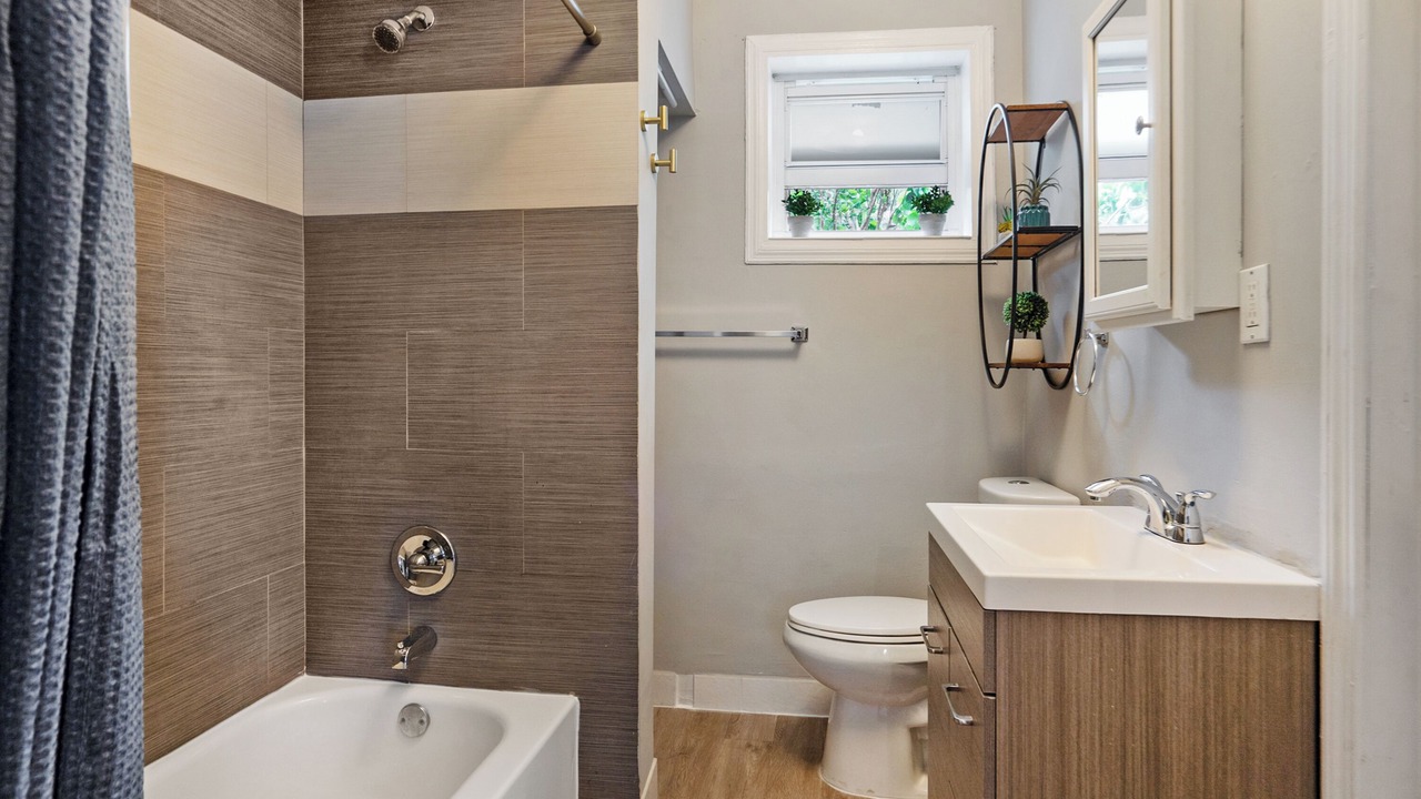 Photo of Bathroom in Golden Glades