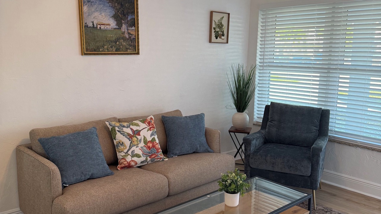 Photo of Livingroom in Imperial Point
