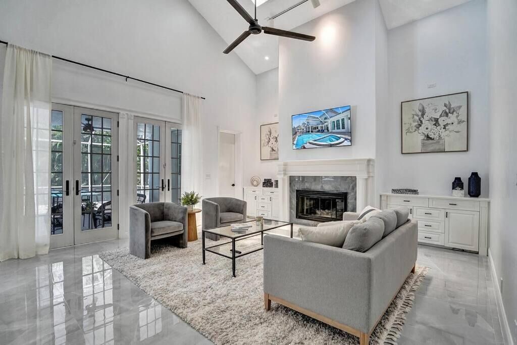 Photo of Livingroom in Hollywood Lakes