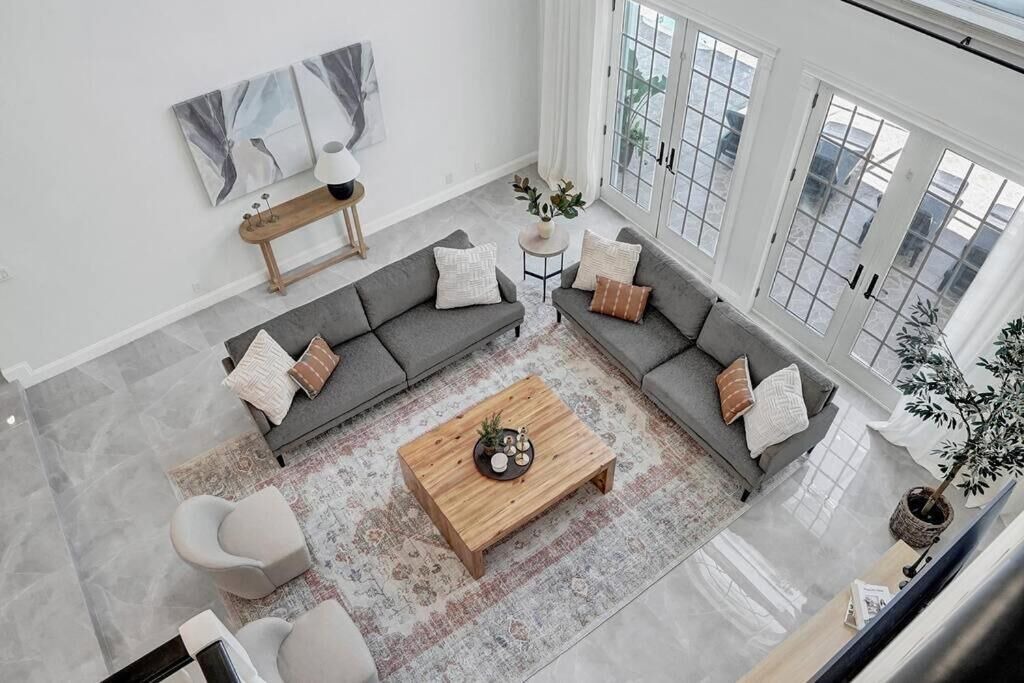 Photo of Livingroom in Hollywood Lakes