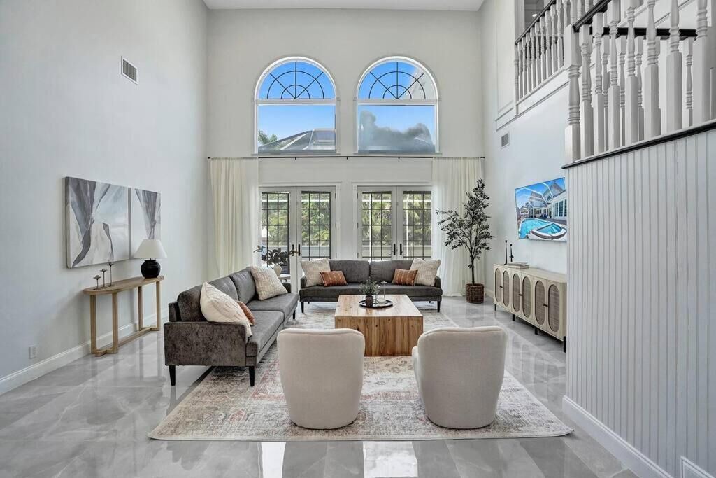Photo of Livingroom in Hollywood Lakes