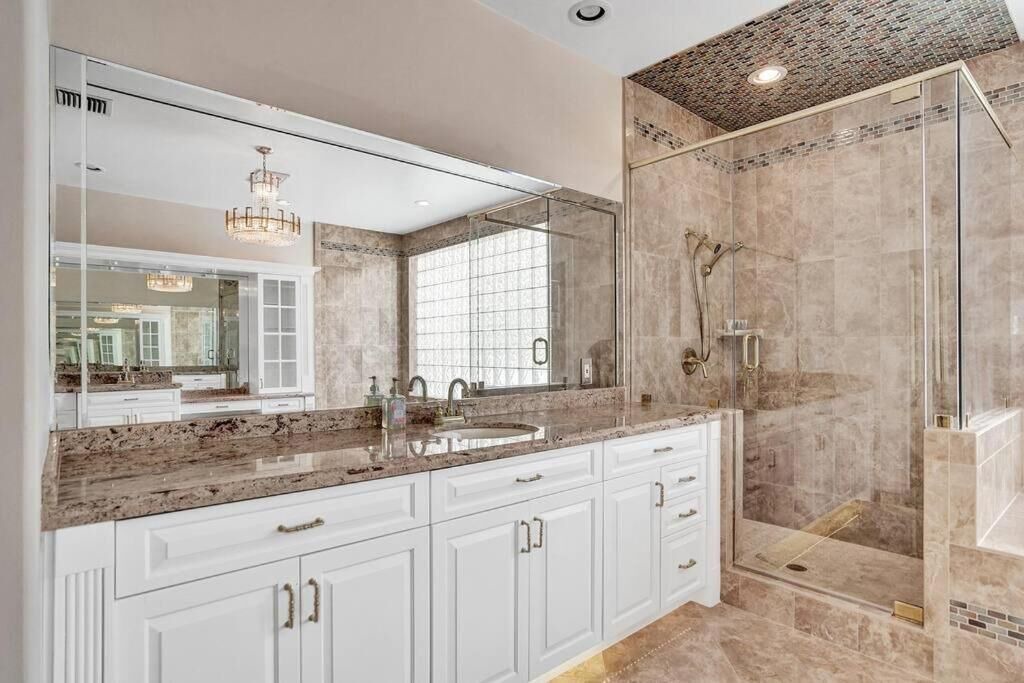 Photo of Bathroom in Hollywood Lakes