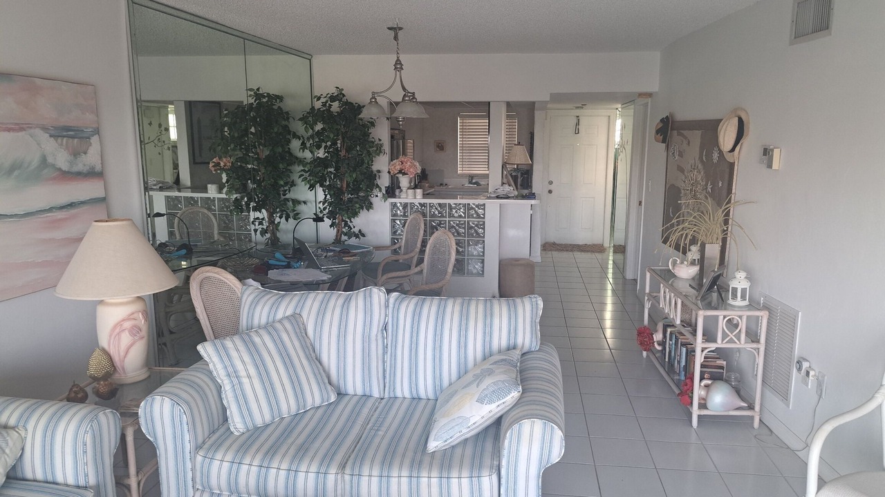 Photo of Livingroom in Harbor Village