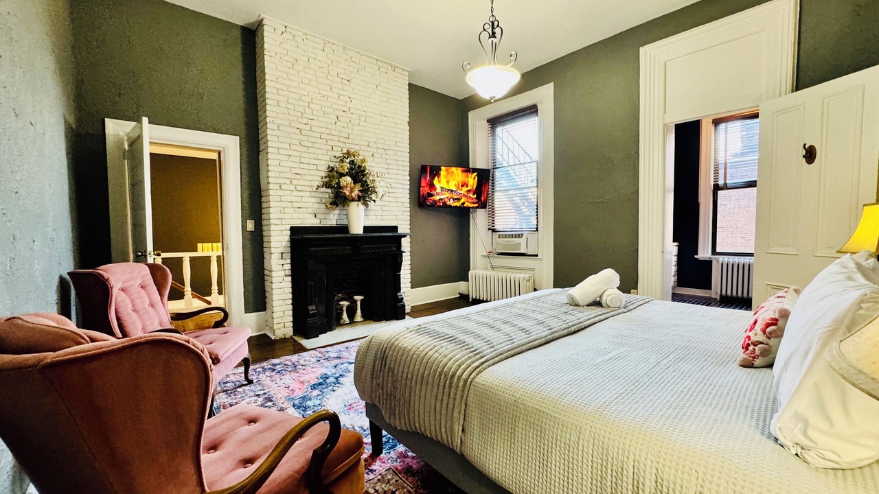 Photo of Livingroom in Allegheny-West