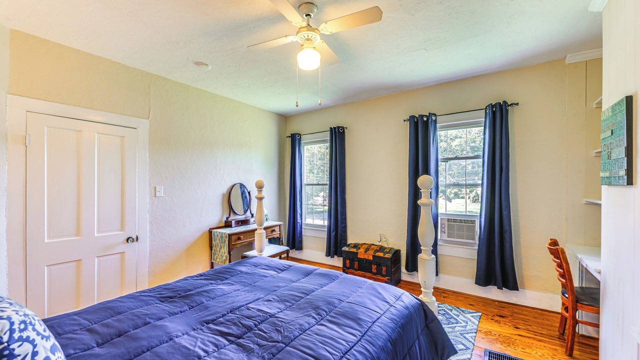 Photo of Bedroom in Willis Wharf